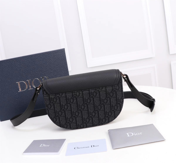 D*or saddle pouch with strap
