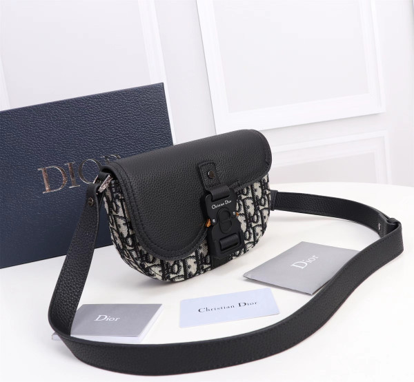 D*or saddle pouch with strap