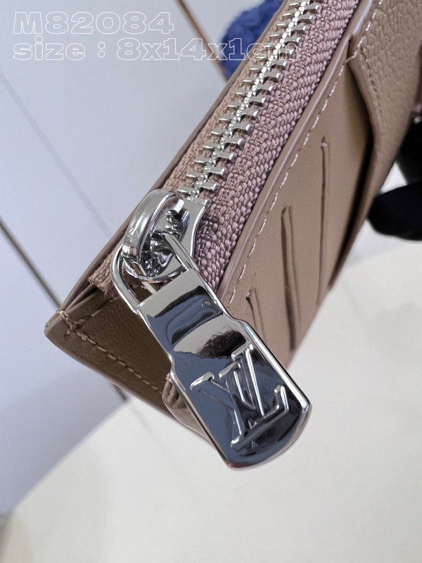 l**is V*t*n coin card holder