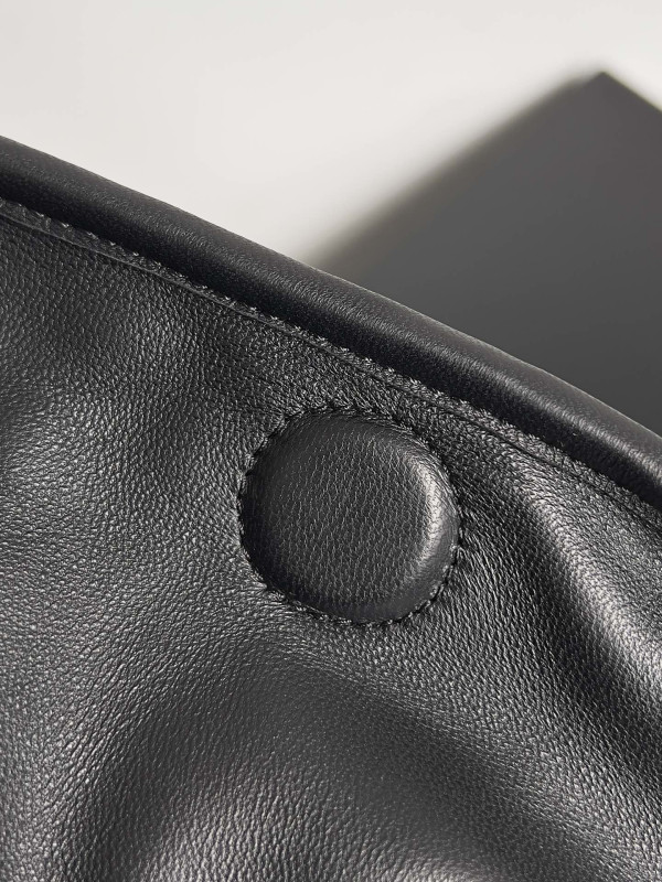 Bo*te*ga ve*ne*ta large hop