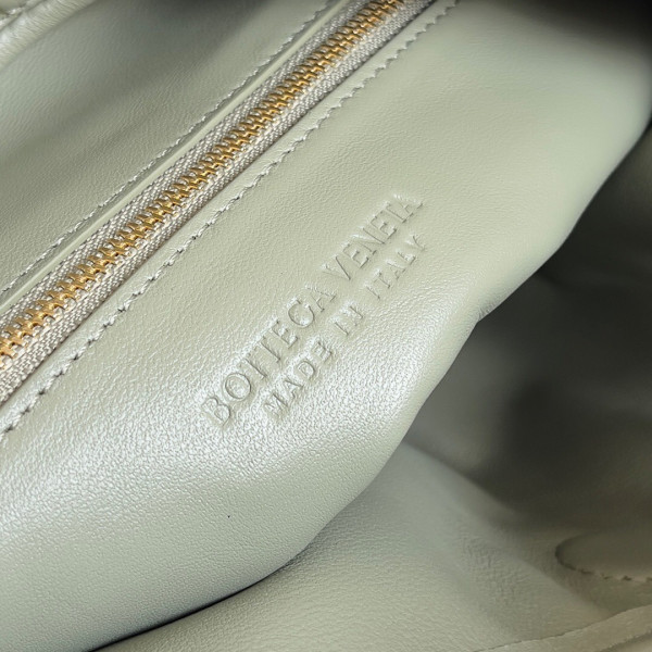 Bo*te*ga ve*ne*ta large hop