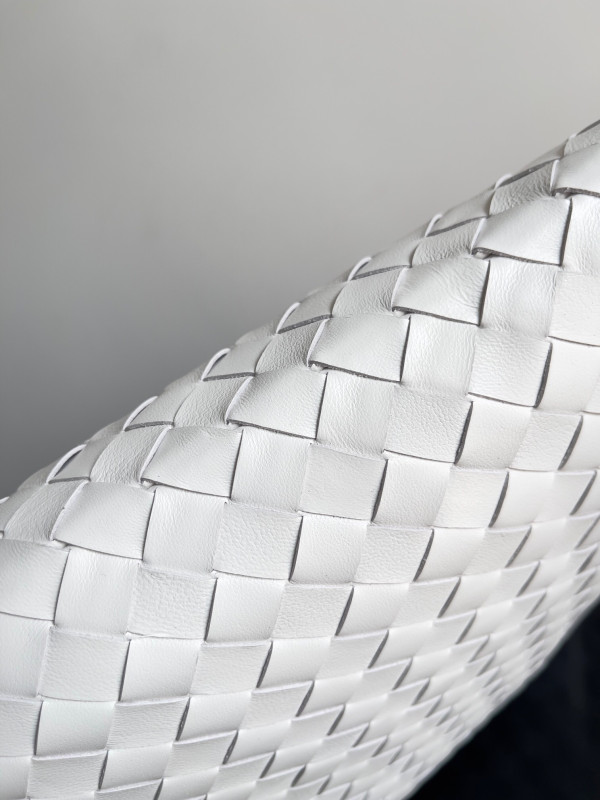 Bo*te*ga ve*ne*ta large hop