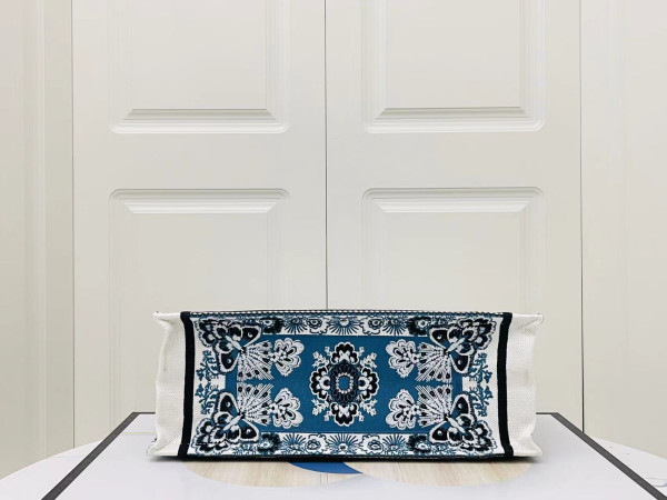 medium D*or book tote