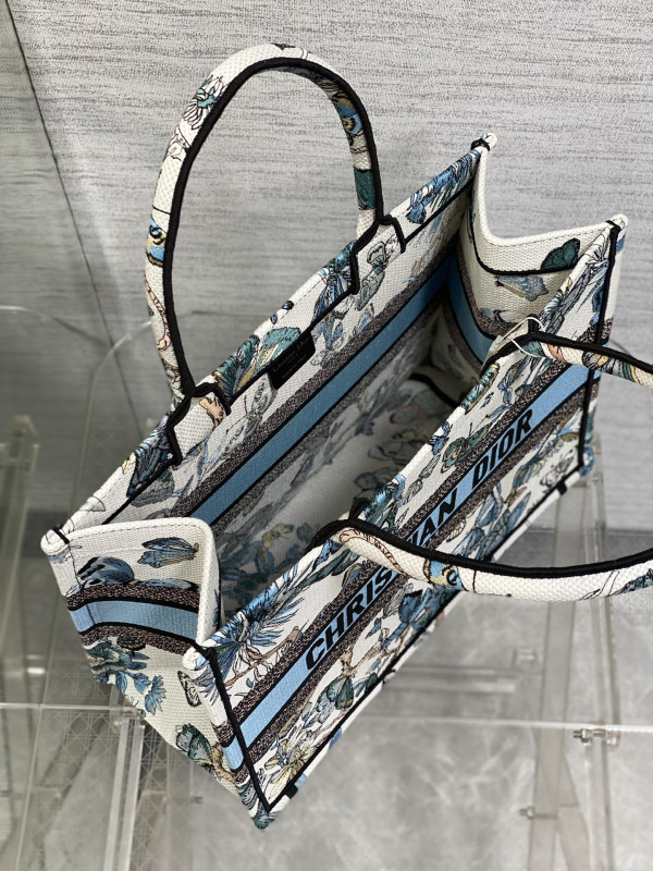 medium D*or book tote