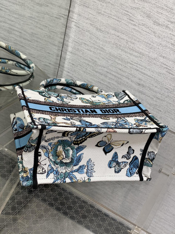 small D*or book tote