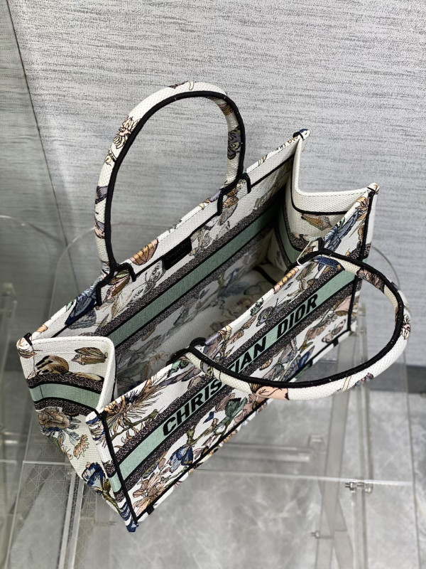 medium D*or book tote