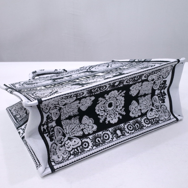 medium D*or book tote