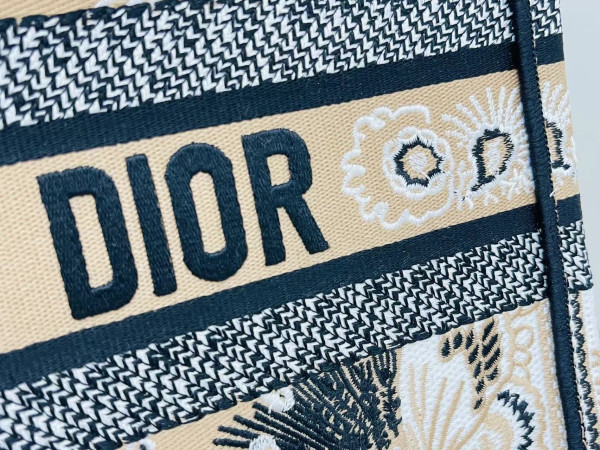 medium D*or book tote