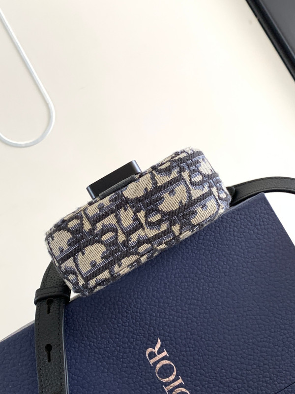 D*or saddle vertical pouch with strap