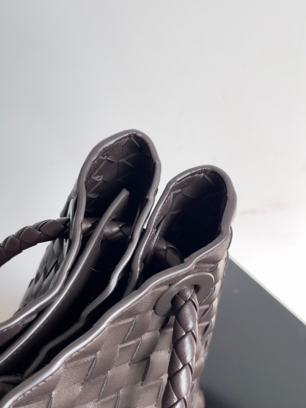 Bo*te*ga ve*ne*ta large andiamo