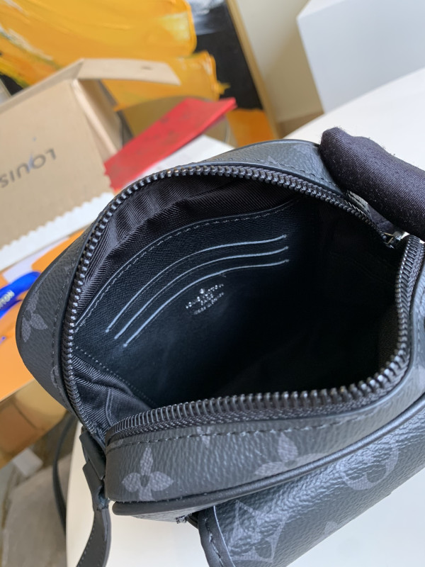 l**is V*t*n christopher wearable wallet