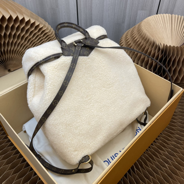 l**is V*t*n ski backpack