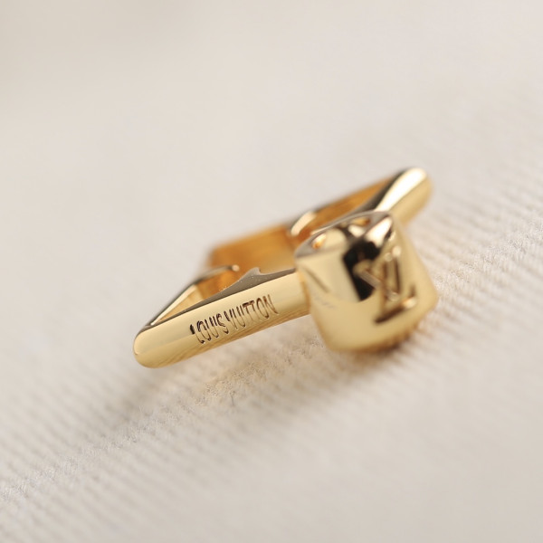 l**is V*t*n earrings