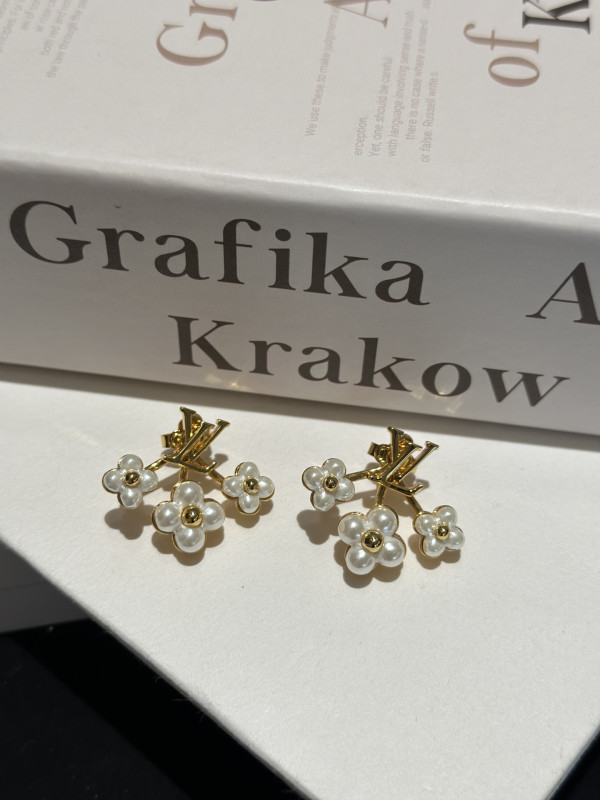 l**is V*t*n earrings