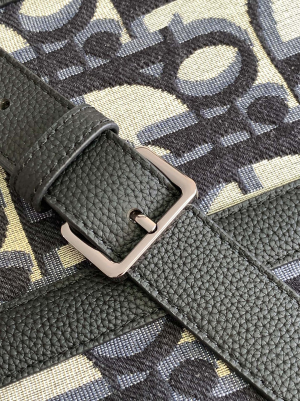 D*or east-west tote bag