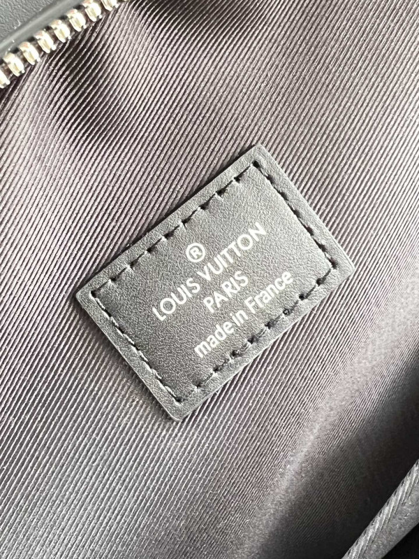 l**is V*t*n avenue slingbag nm