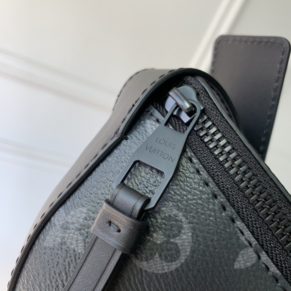 l**is V*t*n moon crossbody