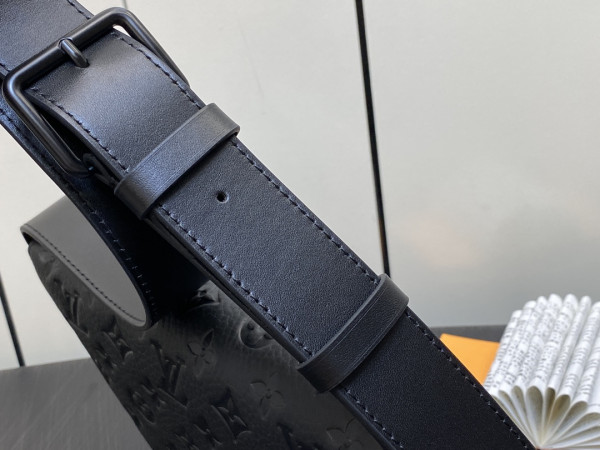 l**is V*t*n moon crossbody