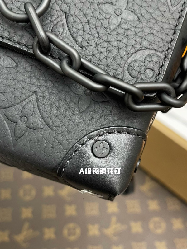 l**is V*t*n steamer wearable wallet-18*11*6.5cm