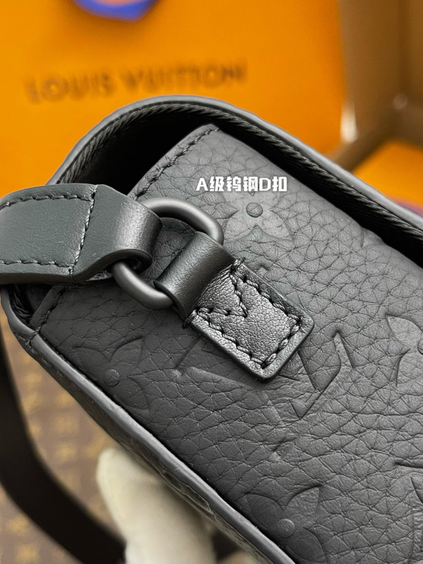 l**is V*t*n steamer wearable wallet-18*11*6.5cm