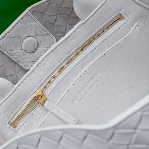 Bo*te*ga ve*ne*ta small east/west andiamo