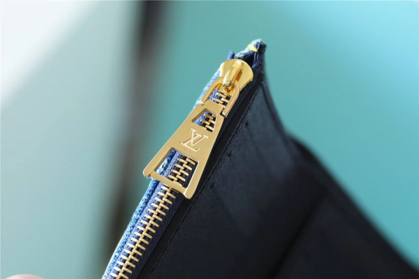 l**is V*t*n victorine wallet