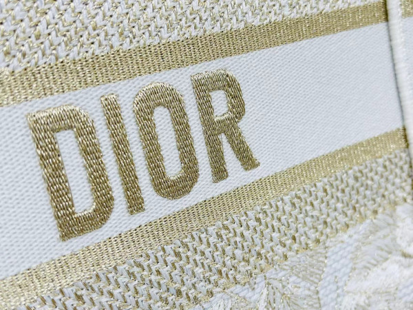 medium D*or book tote