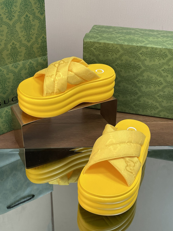 G*u*i slide sandals