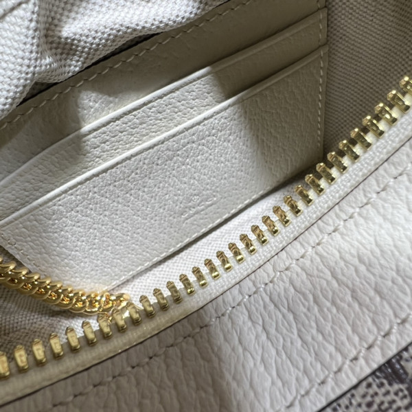 G*u*i gg marmont half-moon-shaped mini bag