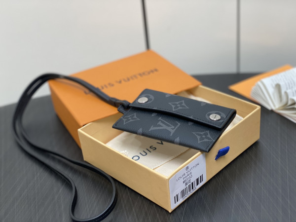 l**is V*t*n card holder necklace-7.6*10*0.5cm