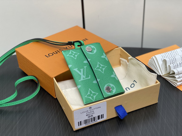 l**is V*t*n card holder necklace-7.6*10*0.5cm