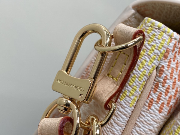 l**is V*t*n pochette metis east west