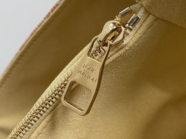 l**is V*t*n pochette metis east west