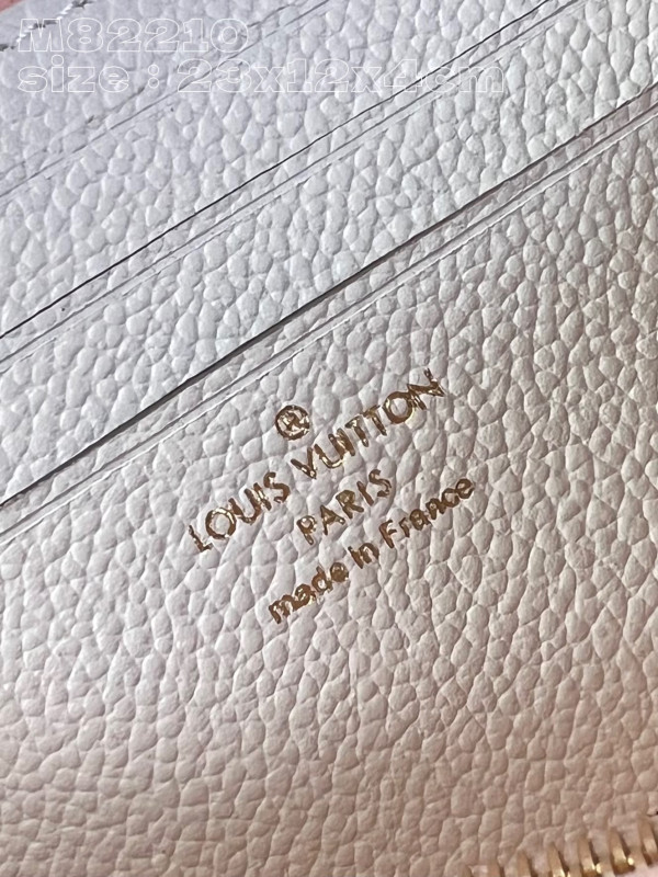 l**is V*t*n wallet on chain ivy-23.5*12*4.3cm