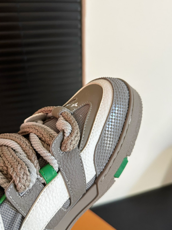 l**is V*t*n sneakers