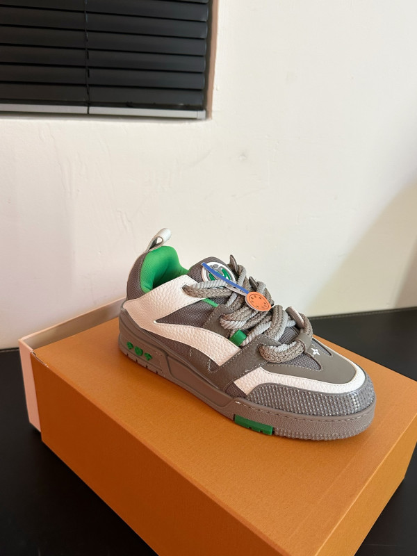 l**is V*t*n sneakers