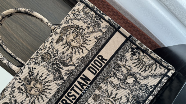 large D*or book tote-42*35*18.5cm