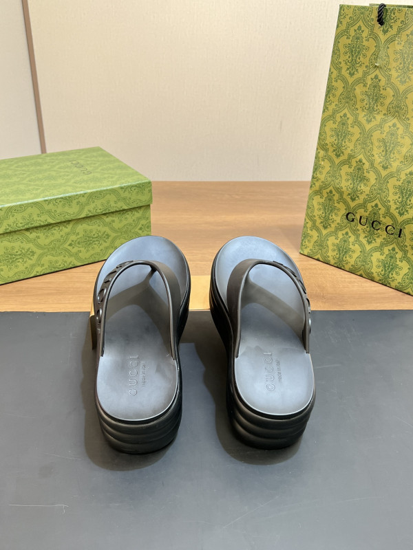 G*u*i slide sandals