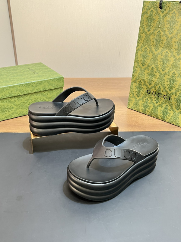 G*u*i slide sandals