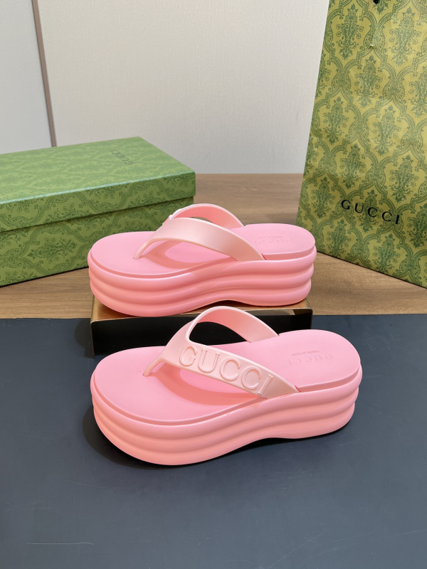 G*u*i slide sandals