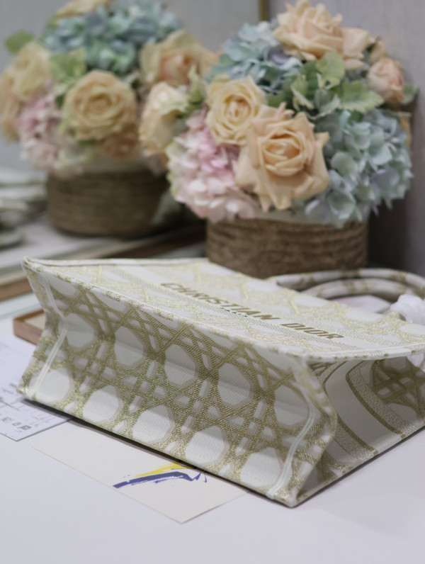 medium D*or book tote-36*18*28cm