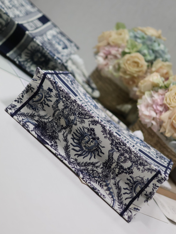 large D*or book tote-42*35*18.5cm