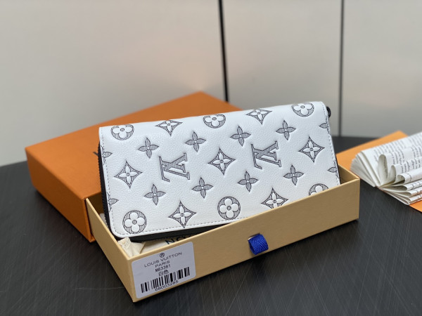 l**is V*t*n zippy wallet-10*20*2 cm