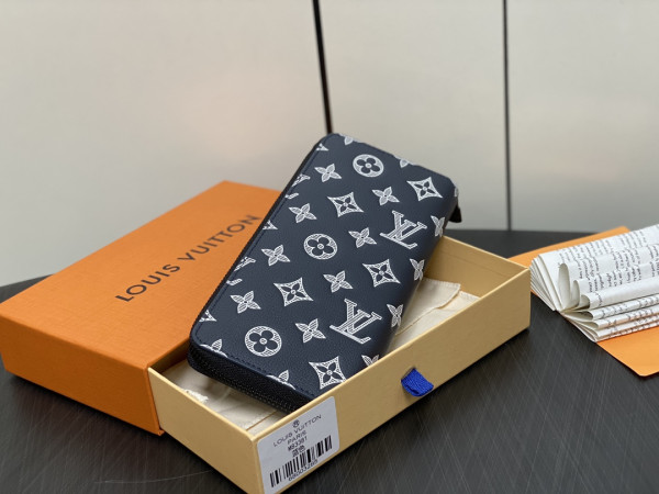 l**is V*t*n zippy wallet-10*20*2 cm