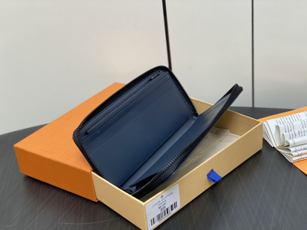 l**is V*t*n zippy wallet-10*20*2 cm