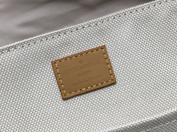 l**is V*t*n montsouris backpack