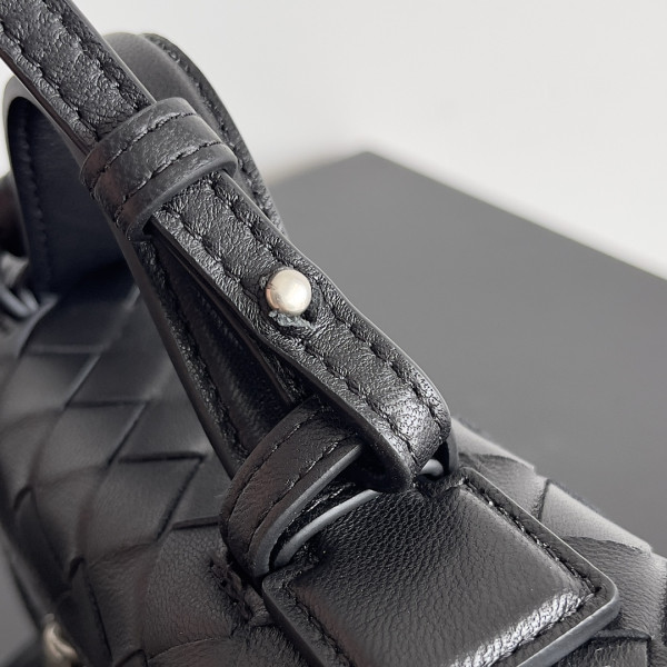 Bo*te*ga ve*ne*ta vanity case crossbody bag