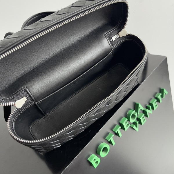 Bo*te*ga ve*ne*ta vanity case crossbody bag