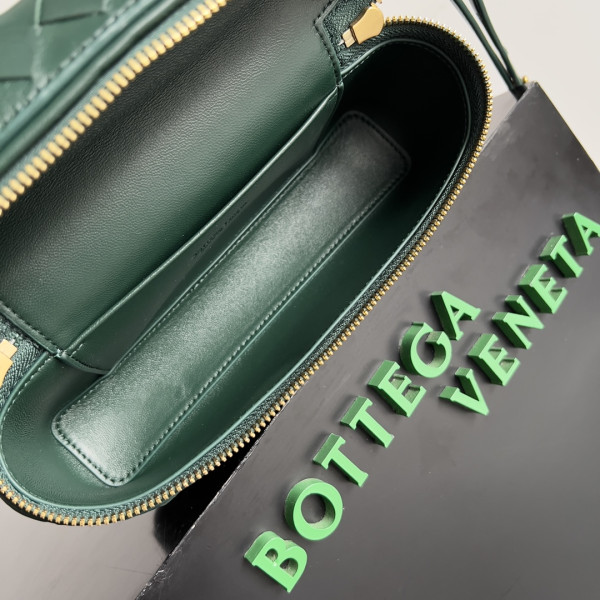 Bo*te*ga ve*ne*ta vanity case crossbody bag
