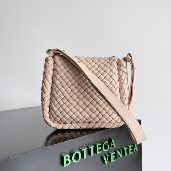 Bo*te*ga ve*ne*ta mini cobble shoulder bag